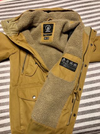 Abrigo Volcom. Talla S. Color camel.