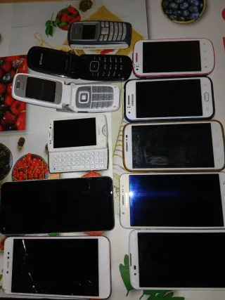 Lote 11 teléfonos móviles (algunos funcionan)