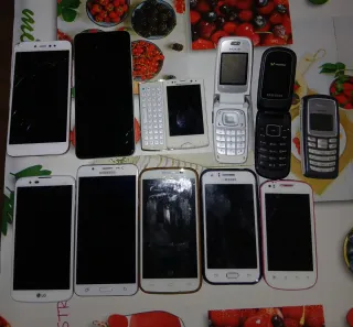 Lote 11 teléfonos móviles (algunos funcionan)