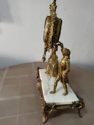 Reloj y Candelabros Acero Fundido y Mármol