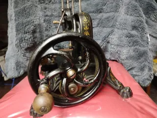 Máquina de coser alemana antigua