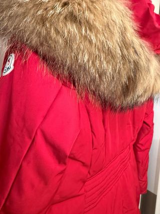 Cazadora roja con capucha de pelo sintético