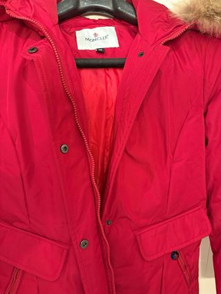 Cazadora roja con capucha de pelo sintético