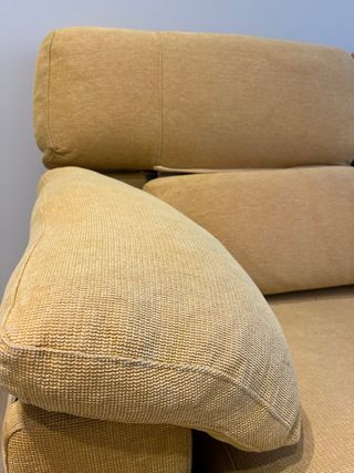 Sofá amarillo de tela, cómodo y semi nuevo