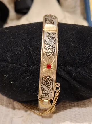 Brazalete estilo antiguo con flor roja