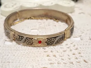 Brazalete estilo antiguo con flor roja