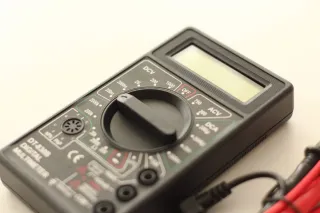 Multímetro Digital DT-830B