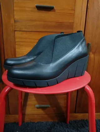 Zapatos de cuña negros elegantes, cómodos y nuevos