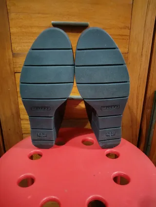 Zapatos de cuña negros elegantes, cómodos y nuevos