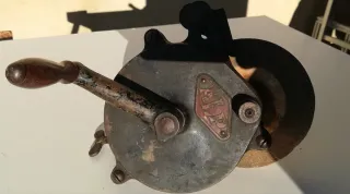 Antiguo esmeril manual ALP