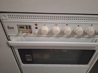 Horno con vitrocerámica eléctrica junto a mueble