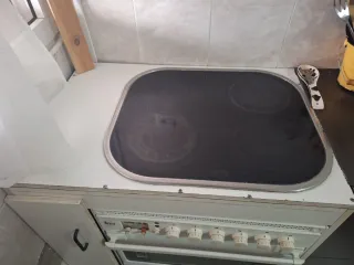 Horno con vitrocerámica eléctrica junto a mueble