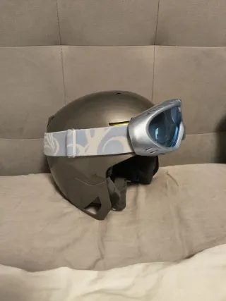 Gafas de esquí infantiles y casco de esqui