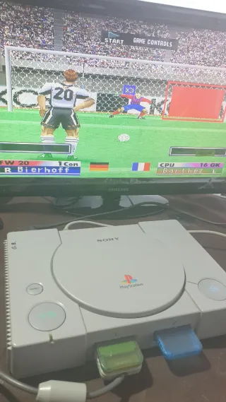 Consola Sony PlayStation 1 gris y juegos