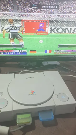 Consola Sony PlayStation 1 gris y juegos