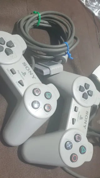 Consola Sony PlayStation 1 gris y juegos