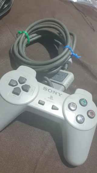 Consola Sony PlayStation 1 gris y juegos