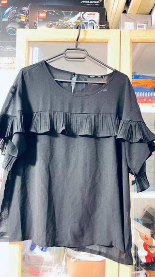 Blusa Negra OBU con volantes