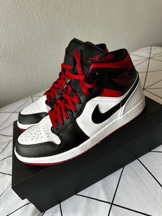 Nike Jordan 1 Mid Roja Negra Blanca