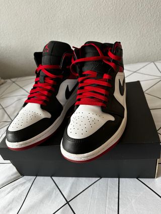 Nike Jordan 1 Mid Roja Negra Blanca