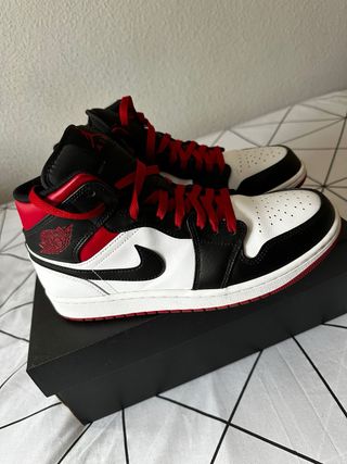 Nike Jordan 1 Mid Roja Negra Blanca