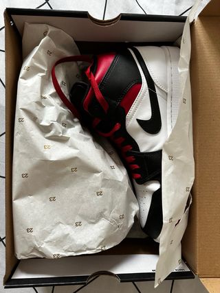 Nike Jordan 1 Mid Roja Negra Blanca