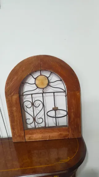 Antigua ventana forja madera sol maceta