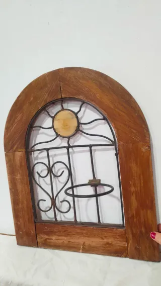 Antigua ventana forja madera sol maceta