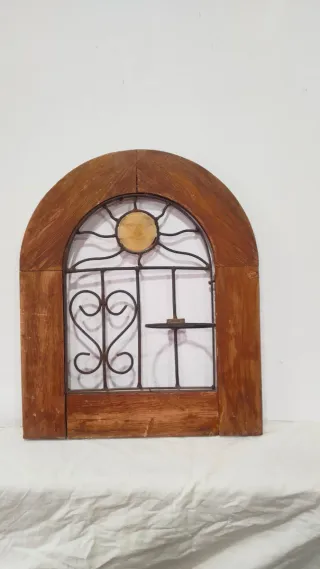Antigua ventana forja madera sol maceta