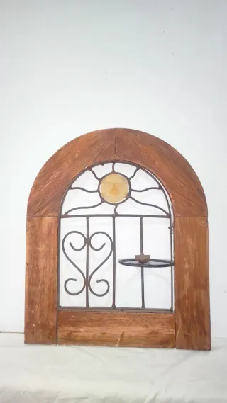 Antigua ventana forja madera sol maceta