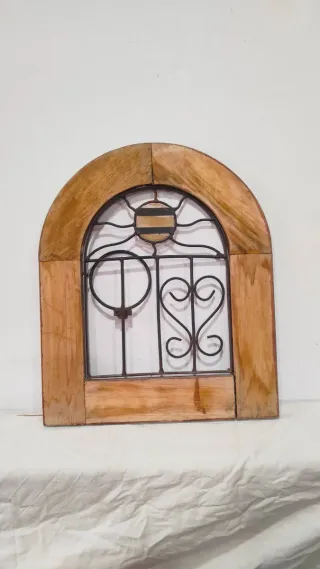 Antigua ventana forja madera sol maceta