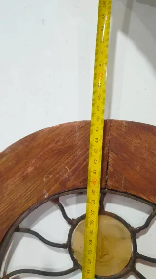 Antigua ventana forja madera sol maceta