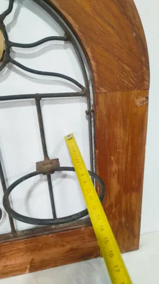 Antigua ventana forja madera sol maceta