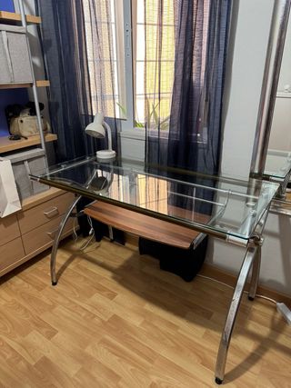 Escritorio cristal y madera con teclado