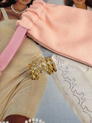 Anillo dorado con piedras de acero inoxidable