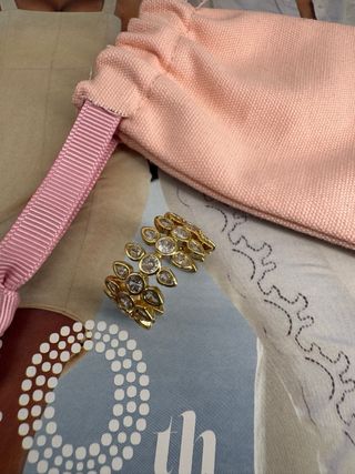 Anillo dorado con piedras de acero inoxidable