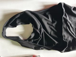 Body asimétrico escote halter negro