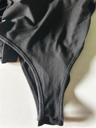 Body asimétrico escote halter negro