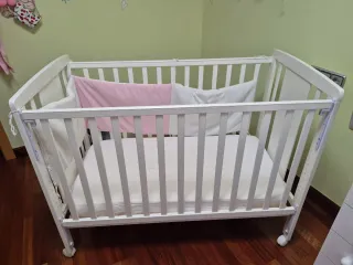 Cuna de bebé blanca