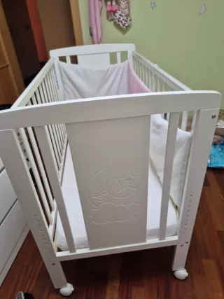 Cuna de bebé blanca
