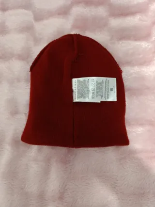Gorro rojo con etiqueta NY 1971