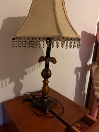 Mueble escalonado auxiliar con lámpara