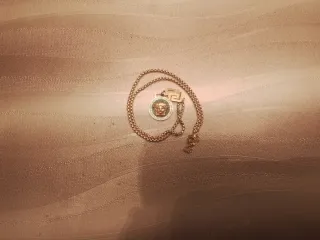 Collar de Versace con acabado de oro y diamantes