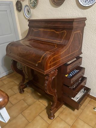 Escritorio antiguo de madera con marquetería