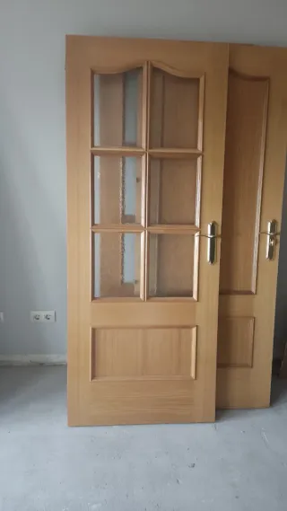 Puertas de color roble.