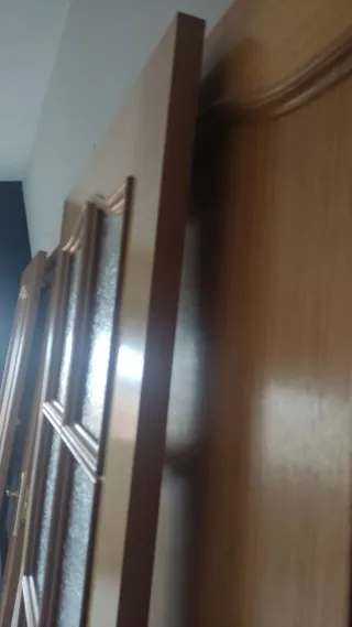 Puertas de color roble.