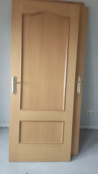 Puertas de color roble.