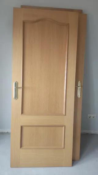 Puertas de color roble.