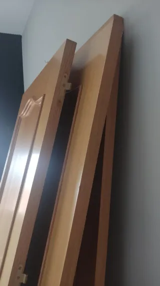 Puertas de color roble.