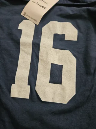 Camiseta azul con número 16